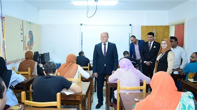 رئيس جامعة سوهاج يتفقد سير امتحانات دورة اتقان اللغة الإنجليزية بمركز اللغات والترجمة 