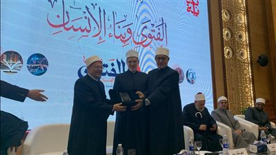 تكريم الدكتور شوقي علام مفتي الجمهورية السابق خلال ندوة 