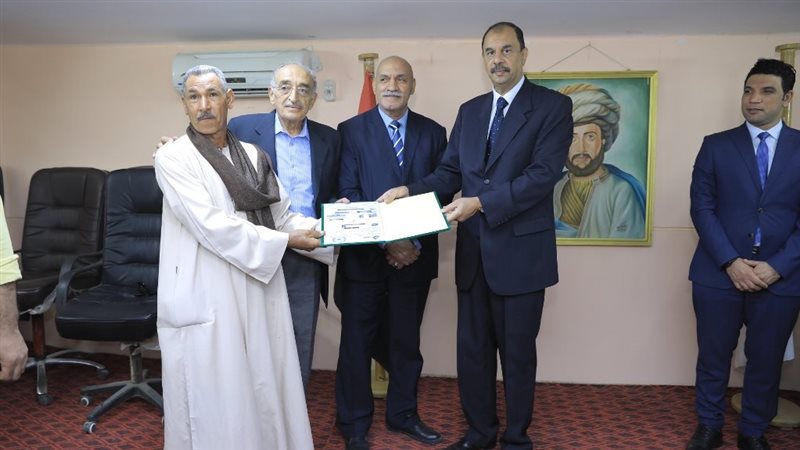 محافظ سوهاج يسلم