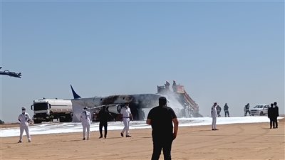 مطار القاهرة يجري تجربة طوارئ لحريق طائرة على المهبط (فيديو)