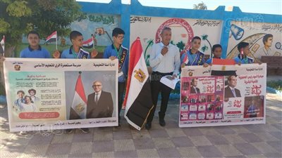 رئيس مركز ومدينة إسنا يتابع انتظام الدراسة وتسليم الكتب للطلاب (صور)