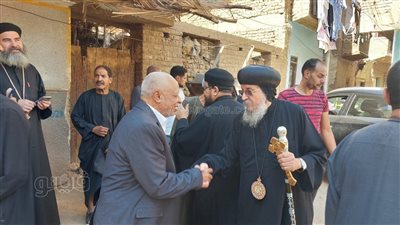  الأنبا يواقيم يزور ديوان عمدة قرية كومير بالأقصر لتعزيز الروابط الاجتماعية (صور)