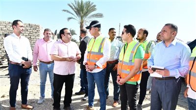 محافظ الفيوم يتابع مشروعات حياة كريمة بقرية أبو صير 