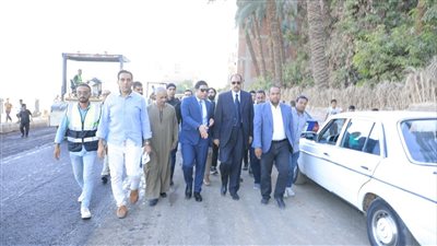 محافظ سوهاج يتفقد أعمال الرصف بمشروع تطوير كورنيش أخميم (صور)