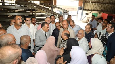 محافظ الشرقية يتفقد مشروع المخابز بالصيادين 