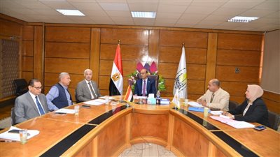 رئيس جامعة أسيوط يرأس اجتماع مجلس إدارة وحدة المشروعات الابتكارية والإبداع الطلابي