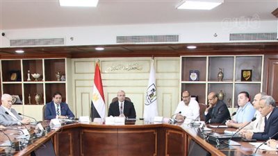محافظ بني سويف يعقد اجتماعًا لمتابعة تطوير سوق الدهشوري 
