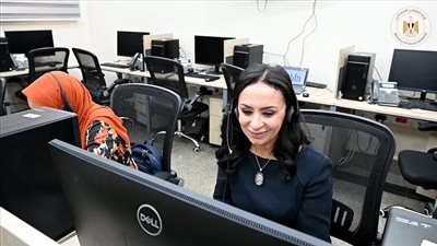 وزيرة التضامن تفاجئ متصلة وترد على مكالمة عبر الخط الساخن لكارت الخدمات المتكاملة (فيديو)