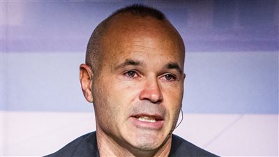 أنييستا يودع كرة القدم بالدموع: فخور بالرحلة (صور)