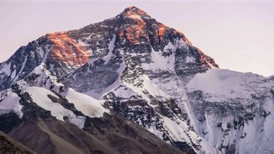  مصرع 5 مغامرين أثناء محاولتهم تسلق سابع أعلى قمة بالعالم