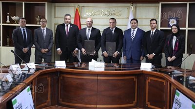 محافظ بني سويف يوقع بروتوكول تعاون خدمي وتنموي مع تنسيقية شباب الأحزاب 