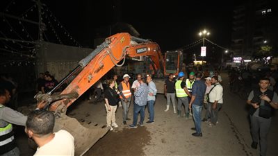 انتقال فرق الصيانة بمياه أسيوط لإصلاح انفجار جديد بخط البركة