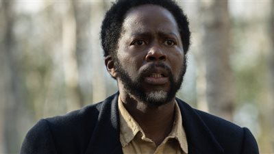 بطل FROM يكشف سبب عدم ركض الوحوش وراءهم في المسلسل (فيديو)