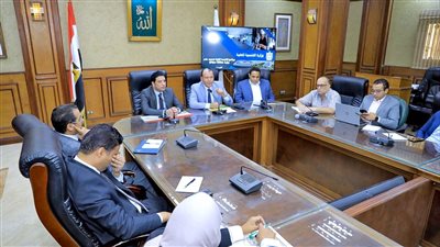 محافظ سوهاج ونائبه يناقشان برنامج التنمية المحلية بصعيد مصر