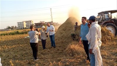 حملات توعية مكثفة للمزارعين بمخاطر حرق المخلفات الزراعية (صور)