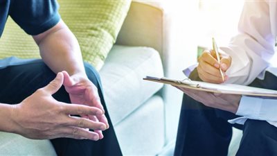 بعد وصول الطلاق إلى 269 ألف حالة سنويًا، استشاري يطالب باختبارات نفسية للمقبلين على الزواج