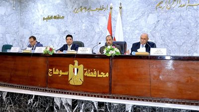 محافظ سوهاج يناقش الموقف التنفيذي لملف التصالح على مخالفات البناء 