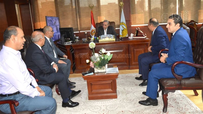 محافظ الغربية يناقش