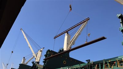 بدء توزيع قضبان السكك الحديدية الصيني على مواقع العمل 