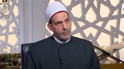 هل تصفح الهاتف أثناء خطبة الجمعة يُبطل الثواب؟ أمين الفتوى يوضح الحكم الشرعي