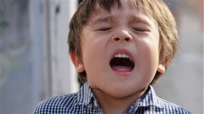 أسباب عطس الأطفال عند الاستيقاظ صباحا وطرق العلاج