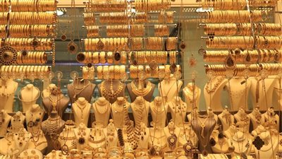 الذهب يعزز مكاسبه مع تراجع الأسهم وعوائد السندات الأمريكية