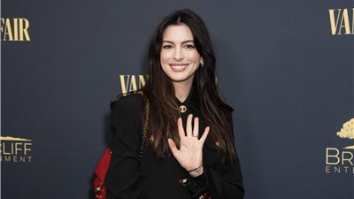 آن هاثاواي تعتذر لمراسلة أحرجتها بعد 12 سنة من مقابلتها (فيديو)