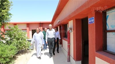 محافظ أسوان يتفقد سير العملية التعليمية بمدرسة كلابشة (صور)