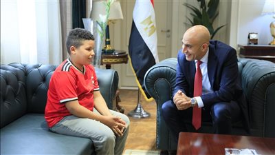 في لفتة إنسانية، وزير التعليم يستقبل الطالب علي حمادة ويوجه بإعفائه من المصروفات الدراسية