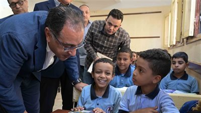 مدبولي يجري حوارًا مع طلاب «وادي الملكات» حول التقييمات الأسبوعية والفترة المسائية (صور) 