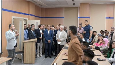 نائب رئيس «طيبة التكنولوجية» بالأقصر يعرض أنشطة الجامعة أمام مدبولي 