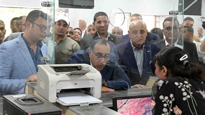 رئيس الوزراء يتفقد مجمع الخدمات الحكومية بقرية الشغب بإسنا