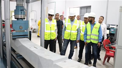 وزير قطاع الأعمال يتفقد سير العمل بمصانع 