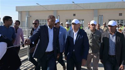 رئيس الوزراء يتفقد محطة مياه الشرب الجديدة بقرية الهنادي شرق إسنا (صور) 