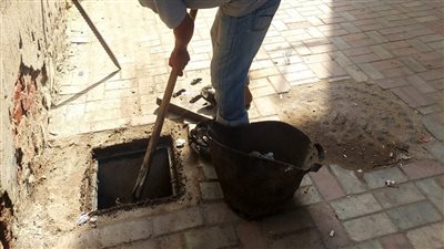 تسليك بالوعات الأمطار فى منيا القمح بالشرقية استعدادا لموسم الشتاء