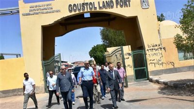 محافظ أسوان يتابع انتظام حركة التجارة والسفر بميناء قسطل البري (صور)