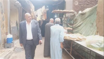 رئيس ميت غمر بالدقهلية يتفقد مخابز المركز (صور)