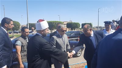 لحظة وصول وزير الأوقاف إلى مجمع الشهداء بالإسماعيلية (فيديو وصور)