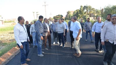 محافظ أسيوط يتفقد أعمال رصف طريق أبنوب العوامر (صور) 