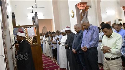 محافظ أسوان يستمع لمطالب المواطنين عقب صلاة الجمعة (صور)