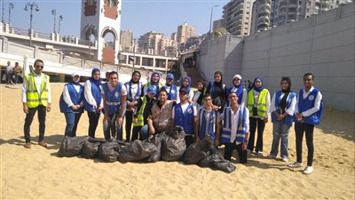 حملة شبابية لتنظيف شواطئ الإسكندرية (صور)