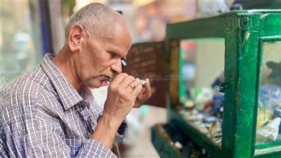 عم أحمد ساعاتي من زمن الباشوات في المنيا: بعرف عُطل الساعة من إيد الزبون (فيديو وصور)