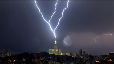 عاصفة رعدية وأمطار غزيرة تضرب مكة المكرمة (فيديو)