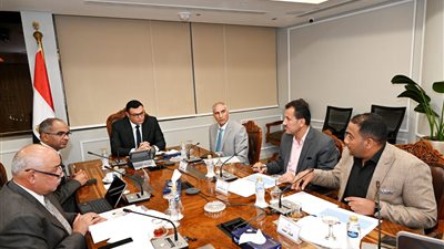 وزير الإسكان يتابع منظومة الصرف الصحى والصناعى بالعاشر من رمضان 