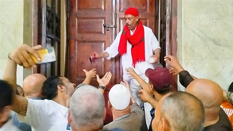عم سيد يوزع شربات