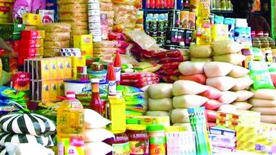 أبرزها الشاي والسكر والدقيق، انخفاض أسعار 11 سلعة رئيسة في الأسواق