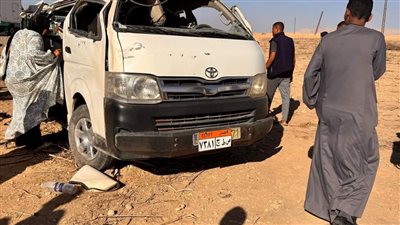 بالأسماء، إصابة 11 شخصا إثر انقلاب سيارة بالطريق الصحراوي الغربي بقنا (صور)