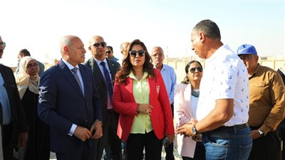 وزيرة التنمية المحلية ومحافظ القاهرة يتفقدان أعمال إنشاء ساحتي انتظار 