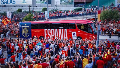 بالآلاف، جماهير إسبانيا تستقبل حافلة الفريق قبل مواجهة الدنمارك (صور)
