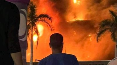 الدفع بـ10 سيارات إطفاء للسيطرة علي حريق مول بالتجمع الخامس (صور)